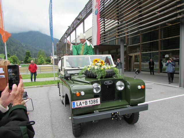 Bischof Hermann Glettler spendete den Segen für Menschen und Fahrzeuge. 