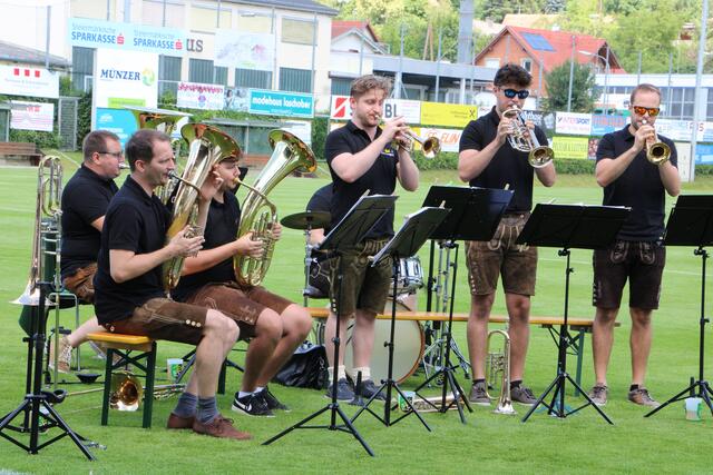 Die BlechregnA spielten zur Eröffnung der Feierlichkeiten. | Foto: RegionalMedien Hofmüller