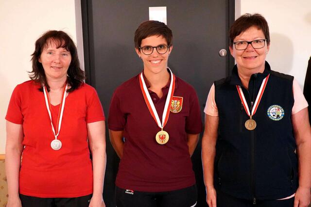 Kathrin Wild (SG Hall - Mitte) holte mit der Sportpistole den Landesmeistertitel vor Petra Kiermaier (SG Schwoich - links) und Vereinskollegin Christine Kreisser (rechts) | Foto: Christian Kramer, TLSB