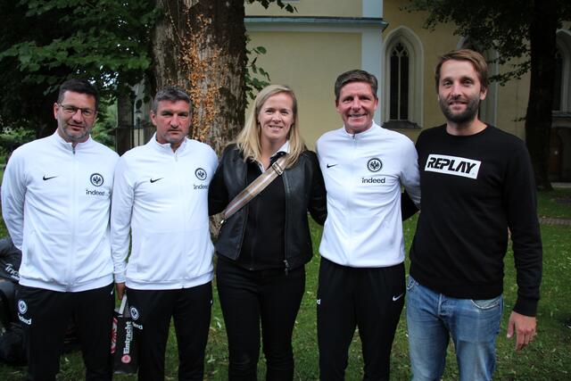 Marie Louise Schnurpfeil (Geschäftsführerin TVB Pyhrn Priel) und Christoph Glasner (OÖ Tourismus) mit Trainer Oliver Glasner (2.v.re.) und seinen Co-Trainern Ronny Brunmayr (li.) und Michael Angerschmid (2.v.li.) | Foto: Staudinger