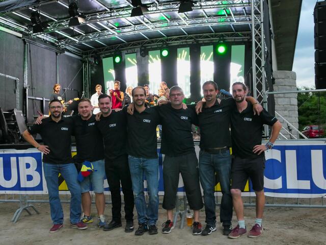 Clemes Leimer mit einem kleinen Teil der Under the Bridge-Crew von Emmersdorf.