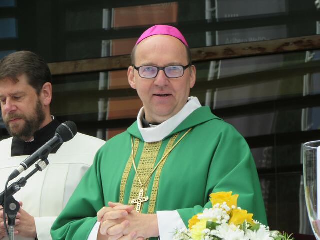 Bischof Hermann Glettler war an den Arlberg gekommen, um Menschen und Fahrzeuge zu segnen. 