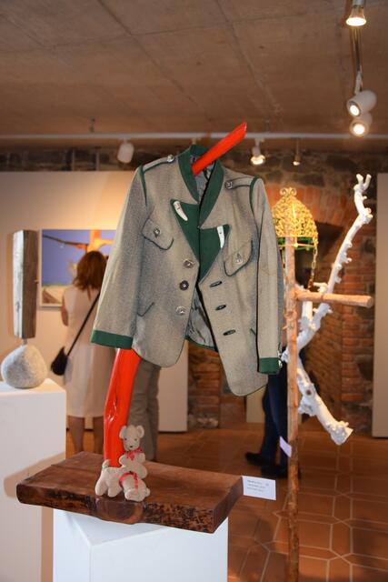 Auch Kunstobjekte sind neben den sehenswerten Bildern ausgestellt | Foto: Josef Strohmeier