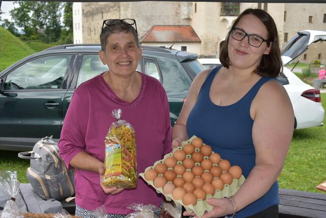 Bunte Nudeln und Eier bei Helga und Julia Offenberger | Foto: Sabine Weigl