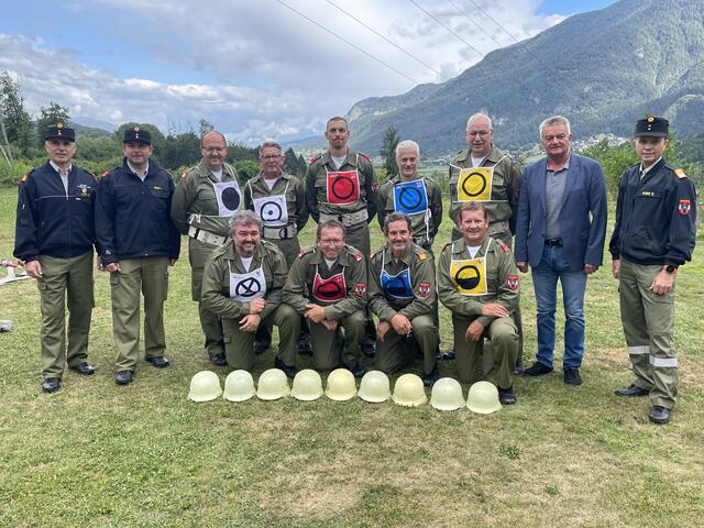 Die Töplitscher Florianis mit Bürgermeister und Landesfeuerwehrkommandant. | Foto: MeinBezirk.at