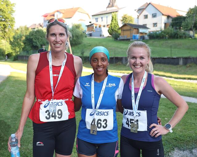 Die schnellsten Damen (v.l.): Therese Wagenleitner 2.), Siegerin Leyla Reshed, Tanja Kaissl (3.). | Foto: Helmut Klein