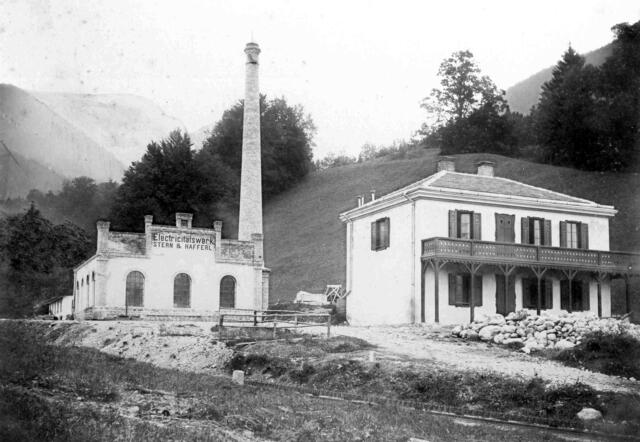 Die erste Dampfzentrale von Stern &amp; Hafferl 1893 in St. Wolfgang mit Büro- und Diensthaus. Mit dem Beginn der Planungen des Dampfkraftwerkes in St. Wolfgang der Firma Stern &amp; Hafferl im Jahr 1892 wurde die Ära der öffentlichen Stromversorgung in Oberösterreich eingeläutet. Dies war gleichzeitig die Geburtsstunde der heutigen Energie AG Oberösterreich. Ab 1894 versorgt dieses erste „Kraftwerk“ mit einer Leistung von 18 kW das Schafberghotel, die neu erschlossenen Wetterlochhöhlen und den Markt St. Wolfgang mit Licht. Im selben Jahr wurde noch ein weiteres Kraftwerk in Gmunden zur Elektrifizierung der Straßenbahn errichtet. | Foto: Stern Holding