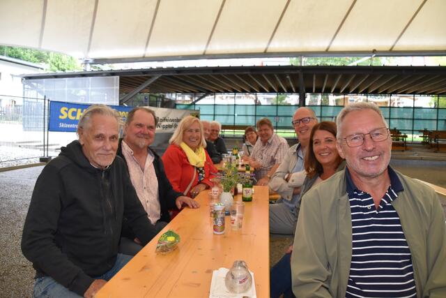 Im Frühschoppenmodus war diese Fulpmer Truppe, der auch der Tiroler RK-Präsident Günther Ennemoser (l.) angehörte | Foto: Kainz