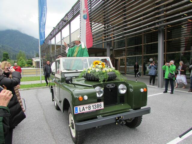 Bischof Hermann Gletter segnete Menschen und Fahrzeuge. 