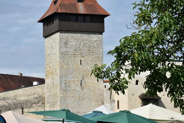 Schloss Ulmerfeld mit den Schirmen vom Regionalmarkt der Muntermacher | Foto: Sabine Weigl