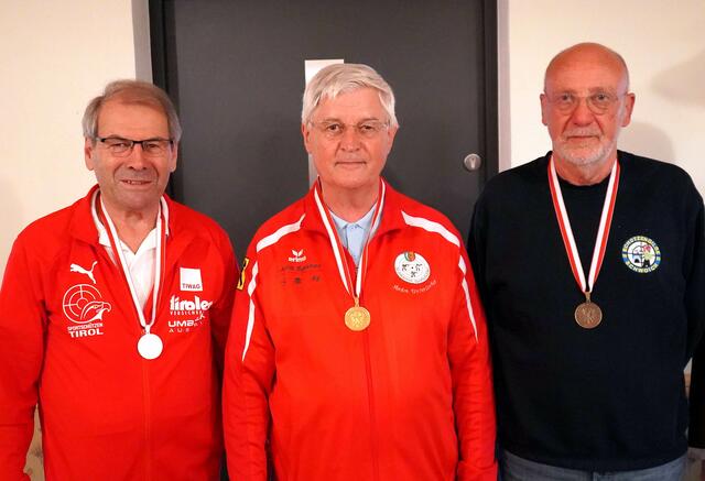 Anton Unterdorfer (Sportschützen St. Johann - Bildmitte) freute sich über Gold mit der Sportpistole bei den Landesmeisterschaften an der Schützengilde in Schwoich. Silber ging an Johann Bacher (SG Imst - links) und Bronze an Günther Bergner (SG Schwoich - rechts). | Foto: Christian Kramer, TLSB