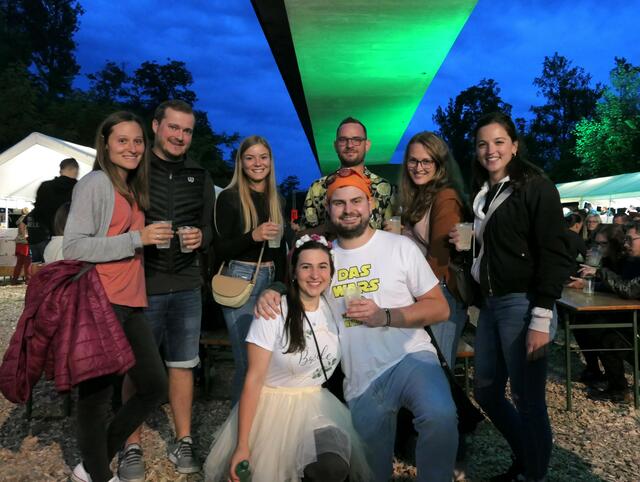Julia Schweiger feierte mit ihren Freunden den Polterer beim Under the Bridge - Festival in Emmersdorf.