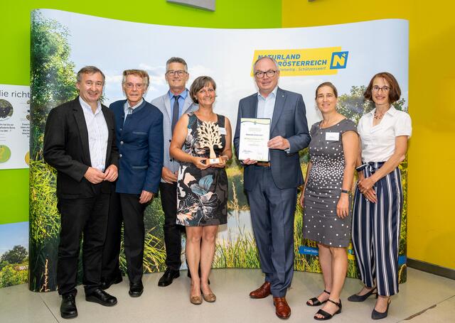 Herbert Greisberger (Geschäftsführer eNu), Jury-Vorsitzender Bernd Lötsch, Gemeinderat Erich Westermeier, Bürgermeisterin Sabine Hopf, LH-Stellvertreter Stephan Pernkopf, LEADER-Managerin Sonja Eder und Biologin Julia Kelemen-Finan. | Foto: NLK Pfeffer