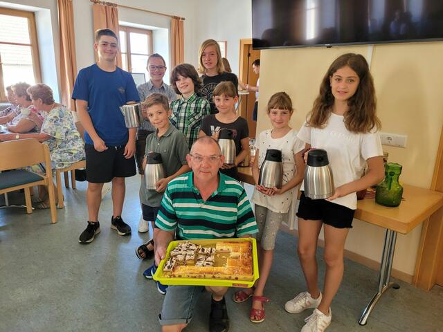 Harald Richter (vorne) mit seinen Sternsingern, die das Pfarrcafe zugunsten des Ankaufs der Fastenkrippe organisierten.