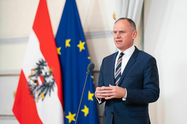 Innenminister Karner will über Abschiebungen illegal eingewanderter Migranten in Nicht-EU-Staaten nach dem Vorbild Großbritanniens diskutieren.  | Foto: bka