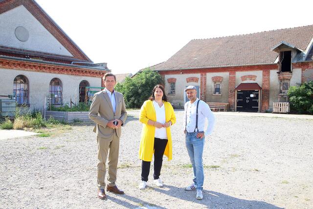 Der Zukunftshof wird mit 129.000 Euro unterstützt, freuen sich Wirtschaftsstadtrat Peter Hanke, Vizebürgermeisterin Kathrin Gaál (beide SPÖ) und Zukunftshof-Initiator Andreas Gugumuck. | Foto: Martin Votava