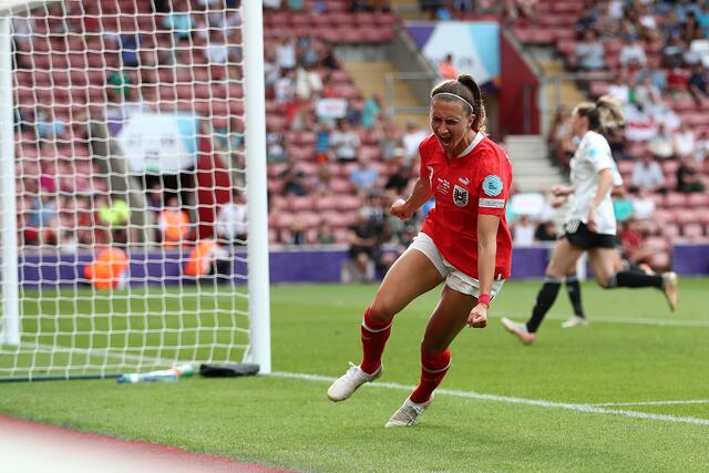 Kathi Naschenweng freut sich über das 2:0 | Foto: GEPA