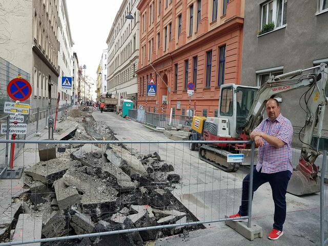 Der Umbau des Schulvorplatzes in der Novaragasse hat begonnen. Vor Ort machte sich Bezirksvorsteher Alexander Nikolai (SPÖ) ein Bild von den Bauarbeiten. | Foto: BV2