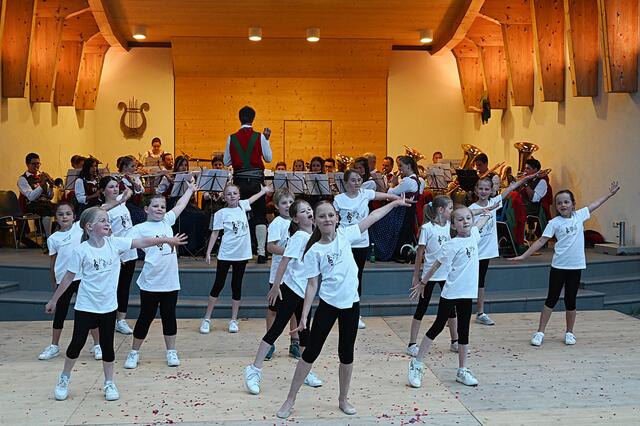 Die 9-jährigen Anita aus der Ukraine übernahm als begeisterte Turniertänzerin die Choreografie. | Foto: Foto: Petra Weitlaner