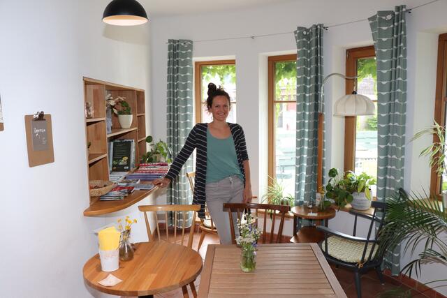 Michaela Stangl hat den Dorfsalon Lenzing liebevoll eingerichtet. Das Café strahlt Wohnzimmeratmosphäre aus.  | Foto: Steiner-Watzinger
