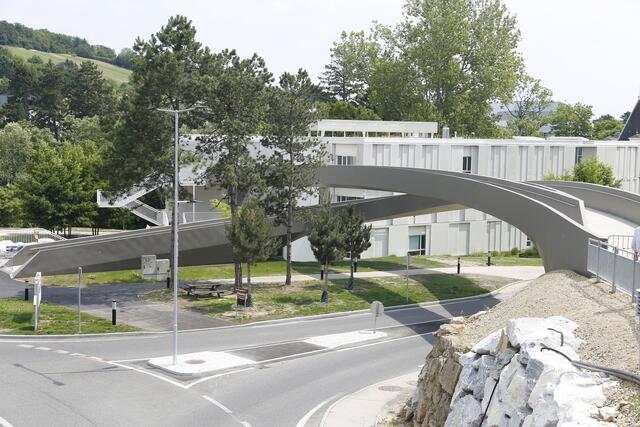 Wie eine Ballerina. Der Fußgängersteg verläuft geschwungen über die B14 und ist den Bewegungen einer Ballerina beim Tanz nachempfunden. | Foto: ISTA