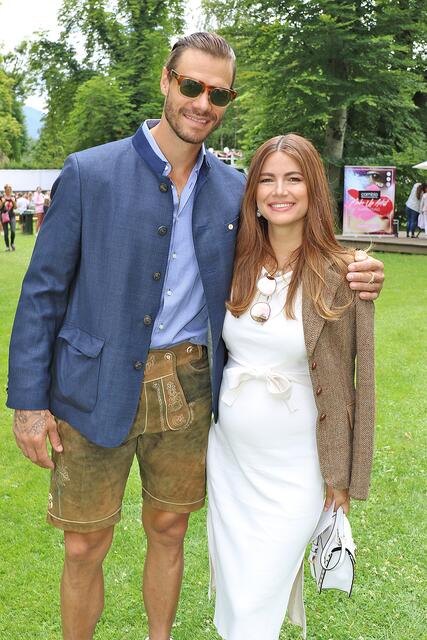Eishockeyspieler Thomas Raffl mit seiner Ehefrau Verena Raffl | Foto: Uwe Brandl