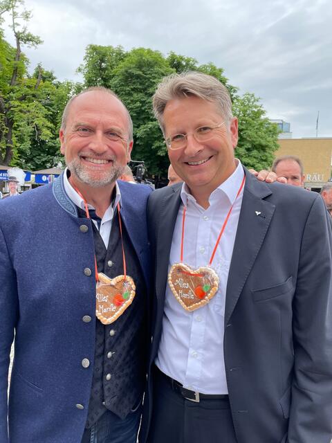 Die Hauptsponsoren: NV Vorstandsdir. B. Lackner und Generaldir. Rainer Kuhnle | Foto: Necker