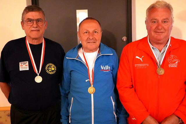 Stefan Mallaun (SG See - Bildmitte) konnte sich in der Disziplin Sportpistole die Goldmedaille in der Seniorenklasse 2 sichern.
Siegmund Auer (SG Schwoich - links) holte Silber, gefolgt von Sebastian Nössing (IHG) auf dem 3. Rang. | Foto: Christian Kramer, TLSB