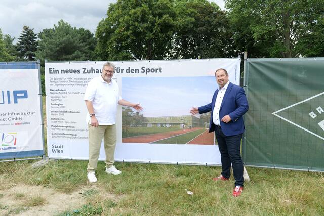 Setzten den Spatenstich für die neue Sport &amp; Fun Halle in der Leopoldstadt (v.l.): Sportstadtrat Peter Hacker (SPÖ) und Bezirksvorsteher Alexander Nikolai (SPÖ). | Foto: Markus Spitzauer