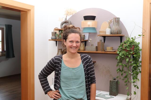 Tonwerk: Keramik von Michaela Stangl. Die Tassen werden im Dorfcafé verwendet. | Foto: Steiner-Watzinger