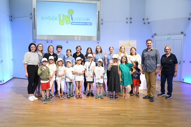  Manuela Mayerhofer und Melanie Großmann (Generalsponsor des KinderUNIversums Waidhofen - voestalpine Precision Strip GmbH), Monika Bayer, Jannik Dorfbauer, Theresa Schmid, Gudrun Schindler-Rainbauer, Sophie Schüssler, Stefanie Grasberger, Emilia Sandhofer, Simone und Katharina Freudenthaler, Bürgermeister Werner Krammer, Gabi Hofleitner und zahlreiche Studentinnen und Studenten des KinderUNIversums 2022 | Foto: Foto: Stadt WY