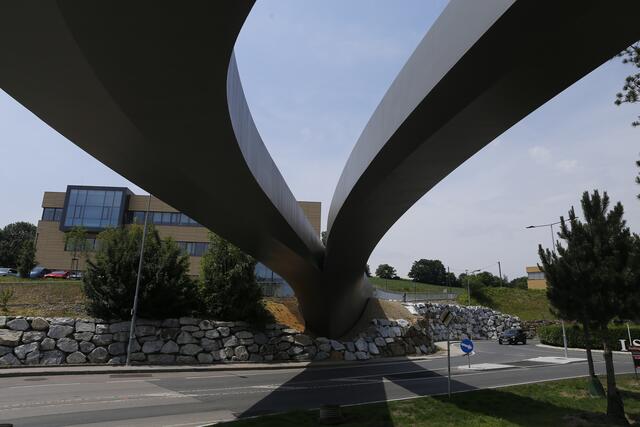 Zwei Wege. Die Brücke besteht aus zwei separaten Stegen. Einer führt zum Administrationsgebäude des ISTA, der andere zum Gehsteig davor. | Foto: ISTA