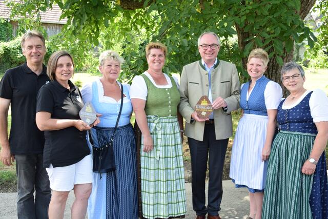 Christian und Karin Unger (Bauernspeis), Helga Jäger, Sylvia Litsch, LH-Stv. Stephan Pernkopf, Franziska Popp und Leopoldine Bauer (Bauernmarkt Simonsfeld Container-Shop) | Foto: eNu
