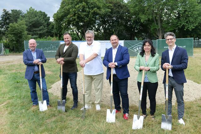 Mit dem Spatenstich haben die Bauarbeiten für die neue Sport &amp; Fun Halle in der Leopoldstadt begonnen. Mit dabei in der Venediger Au  waren auch Projektgegnerinnen und -gegner mit einer Protestaktion. | Foto: Markus Spitzauer