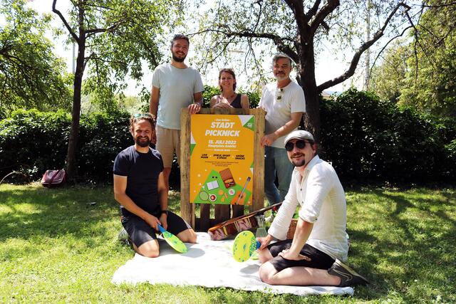Laden zum Picknick und Gedankenaustausch:  GR David Ram, GR Christian Kozina, Bezirksvorsteherin Andritz Xenia Hobacher, Grüne-Klubobmann Karl Dreisiebner und GR Tristan Ammerer (v.l.). | Foto: Grüne Graz