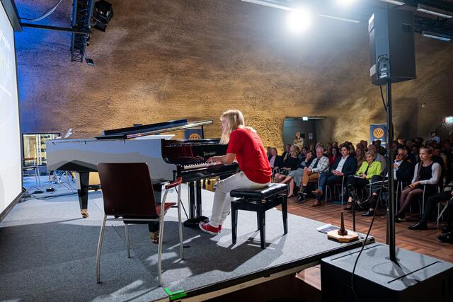 Elias Keller am Klavier. Er gilt mittlerweile als einer der erfolgreichsten Nachwuchspianisten Österreichs. | Foto: Marc Stickler