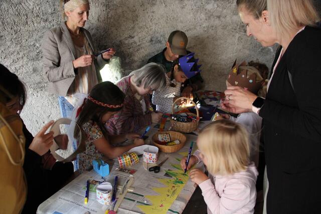 Kinderbunte Bastelstunde - Kronen und Holzschwerten zum selbstgestalten!  | Foto: Thurner