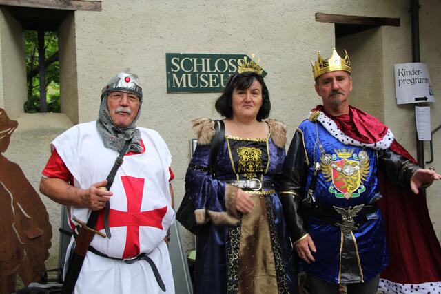 Nah und Fern kamen sie daher geritten, in mittelalterlicher Gewandung und besuchten Schloss Landeck!  | Foto: Thurner