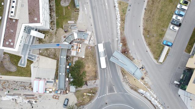 In Bau. Die Michael Gröller-Brücke wurde in den Nachtstunden Schritt für Schritt fertiggestellt, um tagsüber den Verkehr nicht zu behindern.  | Foto: Biedenkapp Stahlbau GmbH