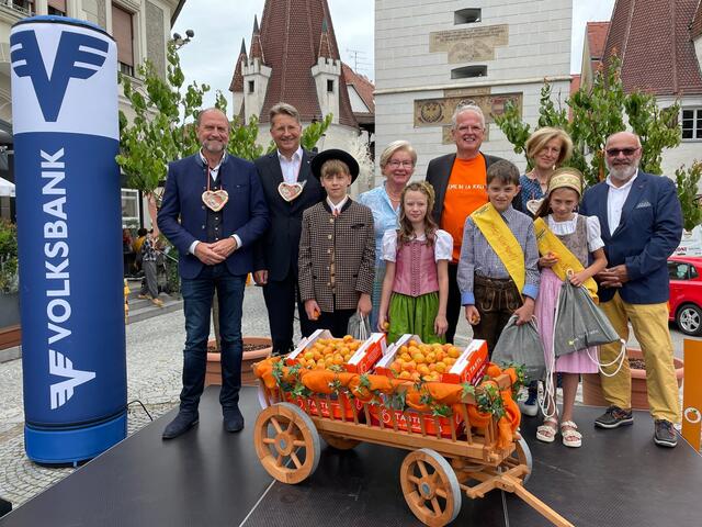 Prinzessinnen und Prinzen, Vdir. Bernd Lackner, Generaldir. Rainer Kuhnle, Sissi Pröll, Bgm. Reinhard Resch, GF Dorli Draxler,  Obmann Ulf Elser | Foto: Necker