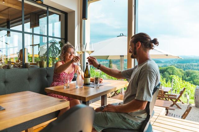 Elena und Christian Zweytick stoßen auf den gelungenen Umbau an.  | Foto: WG Zweytick