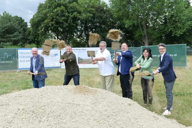 Mit dem Spatenstich in der Venediger Au wurden die Bauarbeiten für die neue "Sport &amp; Fun Halle Praterstern" offiziell begonnen. Sie soll ab Herbst 2023 nutzbar sein. | Foto: Markus Spitzauer