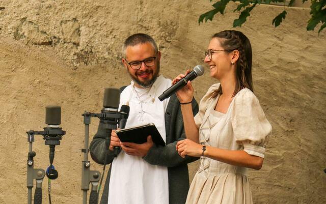 Moderator Gabriel Castañeda mit Programmkoordinatorin Tanja Thurner.  | Foto: Machac
