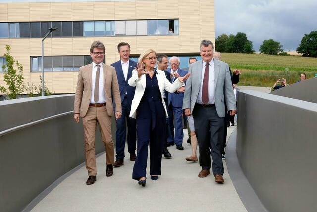 Erste Inspektion. (v.l.) Wissenschaftsminister Martin Polaschek, Bürgermeister Stefan Schmuckenschlager, Landeshauptfrau Mikl-Leitner, ISTA-Managing Director Georg Schneider, Kuratoriumsvorsitzender Claus Raidl und ISTA-Präsident Thomas Henzinger überschreiten zum ersten Mal die neue Brücke in Gugging. | Foto: ISTA