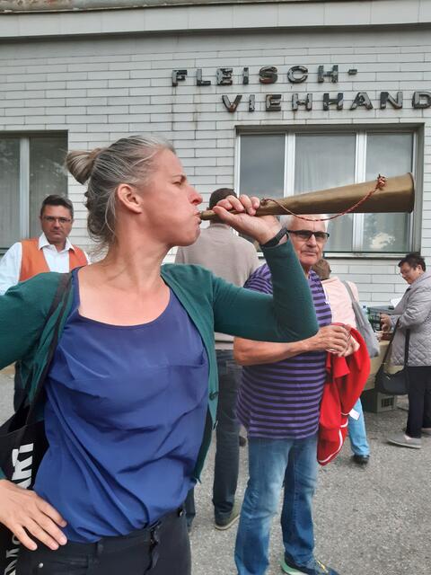 Katharina Stanka tritt die Nachfolge ihrer Oma an: Zuerst ins Horn geblasen, dann wurden die Neuigkeiten verkündet.