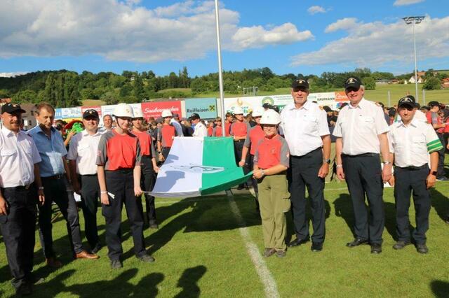 Die Bewerbsfahne der Jugendleistungsbewerbs wurde an die Voitsberger übergeben. | Foto: Holawat