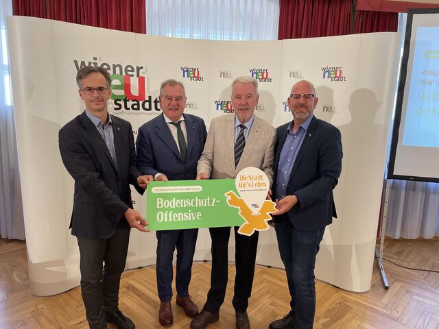 Robert Schweighofer (Gruppenleiter Stadtentwicklung & Umwelt), LAbg. Infrastruktur-Stadtrat Franz Dinhobl, Bürgermeister Klaus Schneeberger und Umweltstadtrat Norbert Horvath. | Foto: Zezula