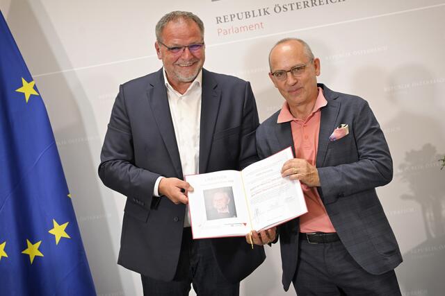 Robert Streibel (r.) wird geehrt von Willi Mernyi. | Foto: Parlamentsdirektion/Zinner