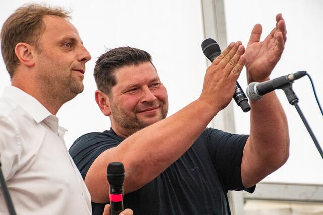 Hausherr Peter Saurer bedankte sich bei Besucherinnen und Besuchern und bei allen, die beim Zeltfest mitgeholfen haben.