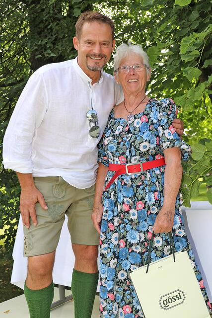 Mit 79 Jahren noch lange nicht zu alt. Herta Wührer sprang ebenfalls mit.  | Foto: Uwe Brandl